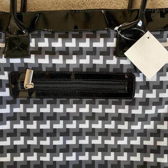 5/20🔴 NWT 2 matching Totes Bags Black And White Zippers Handles Bundle - Picture 10 of 10